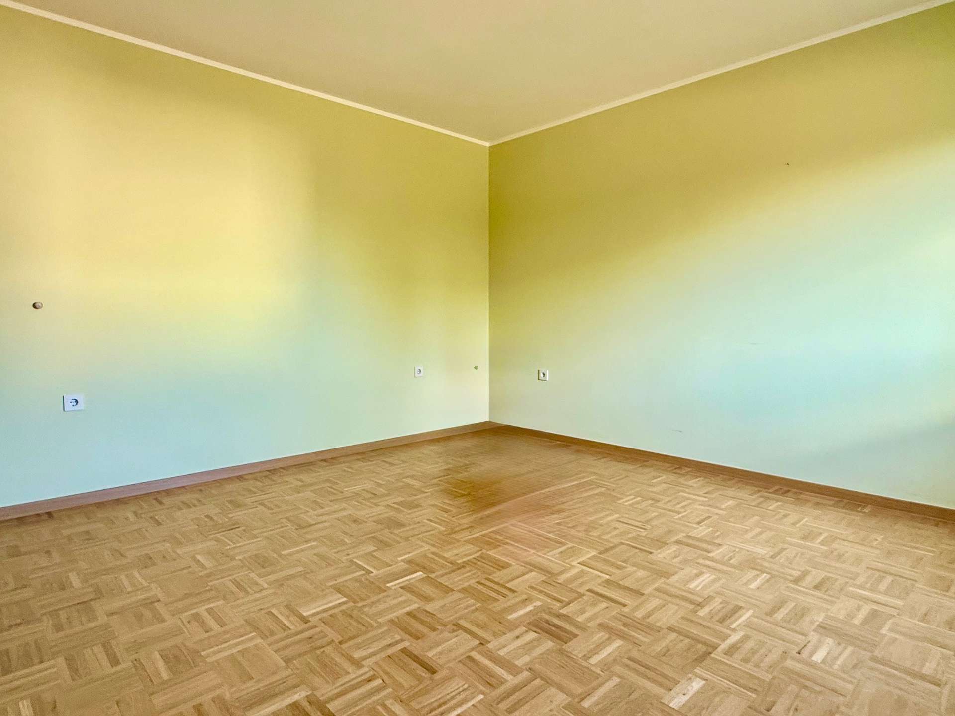 TOP LAGE, VIEL PLATZ, 2 GARAGEN, WINTERGARTEN UND PV-ANLAGE !!!